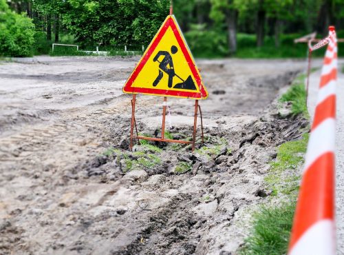 work-in-progress-roadworks-road-signs-men-at-work-6CVEMQB